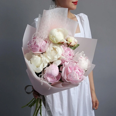 Микс белых и розовых пионов Sarah Bernhardt